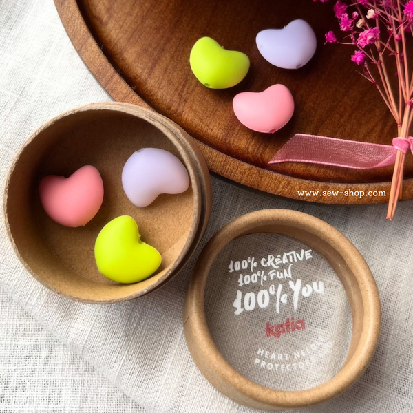 Heart-shaped knitting needle stoppers